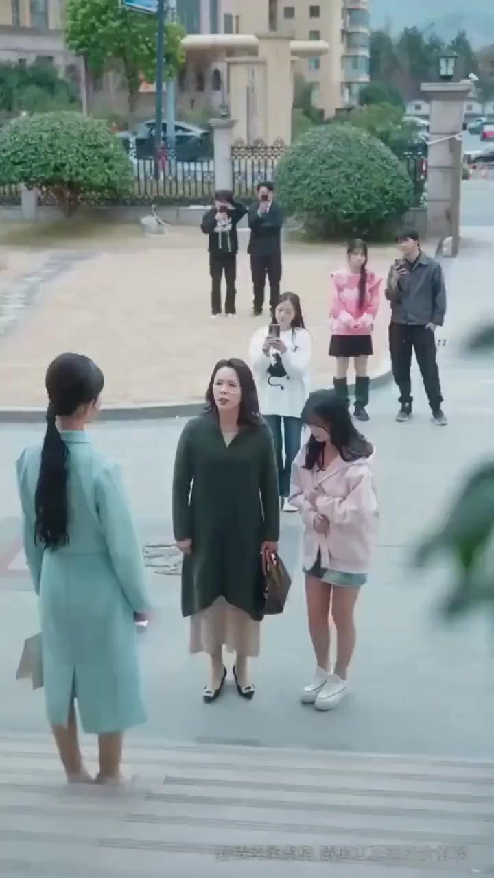 (Dubbed) Ready for a show? Cue the Mama Lawyer!