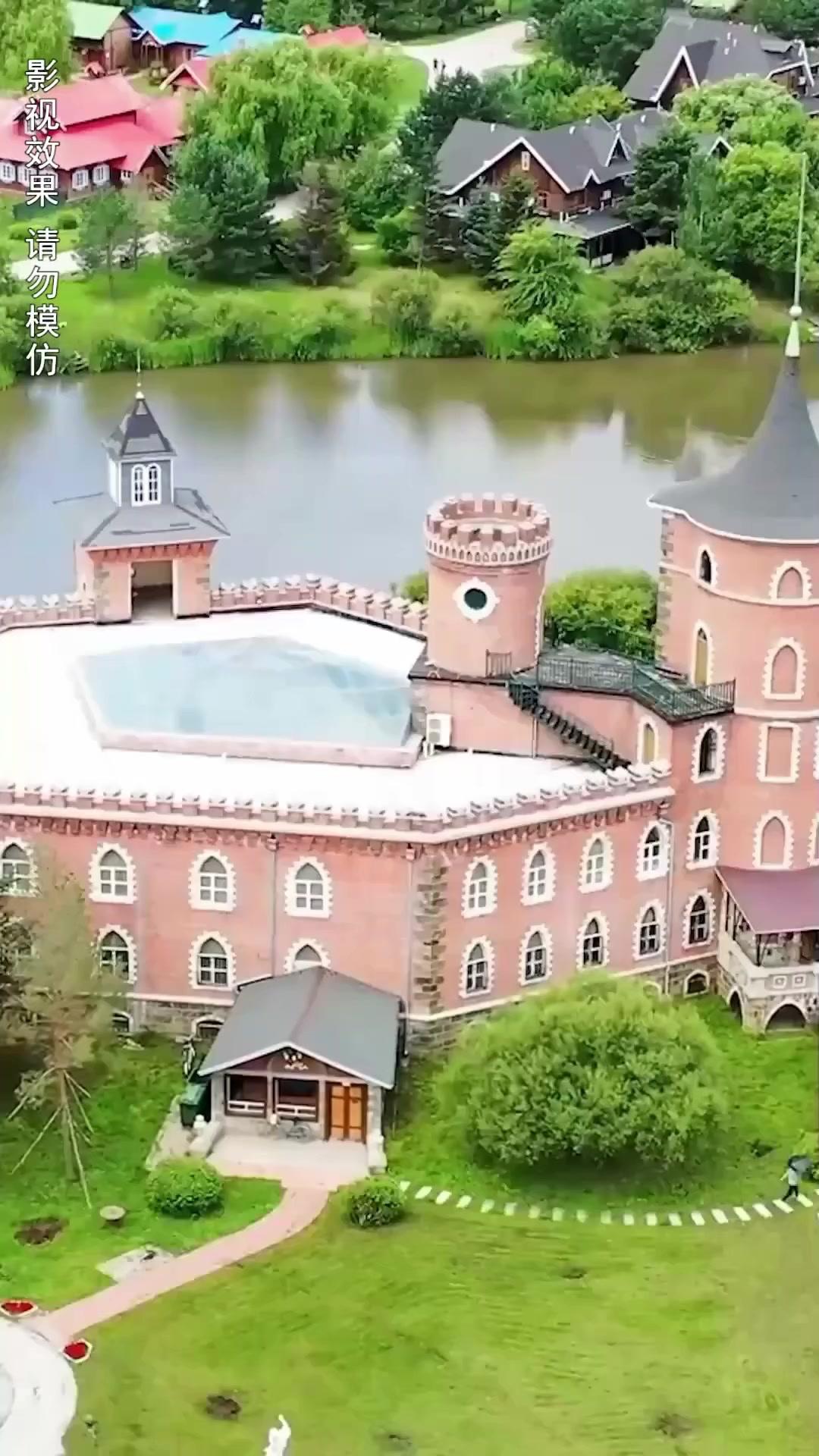 El jefe dominante la abraza