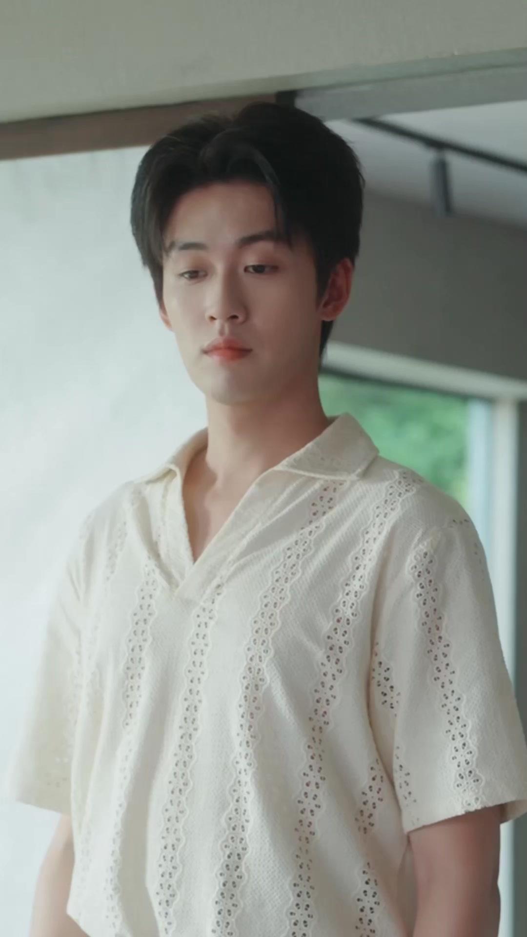 Kenari Di Dahan Tertinggi