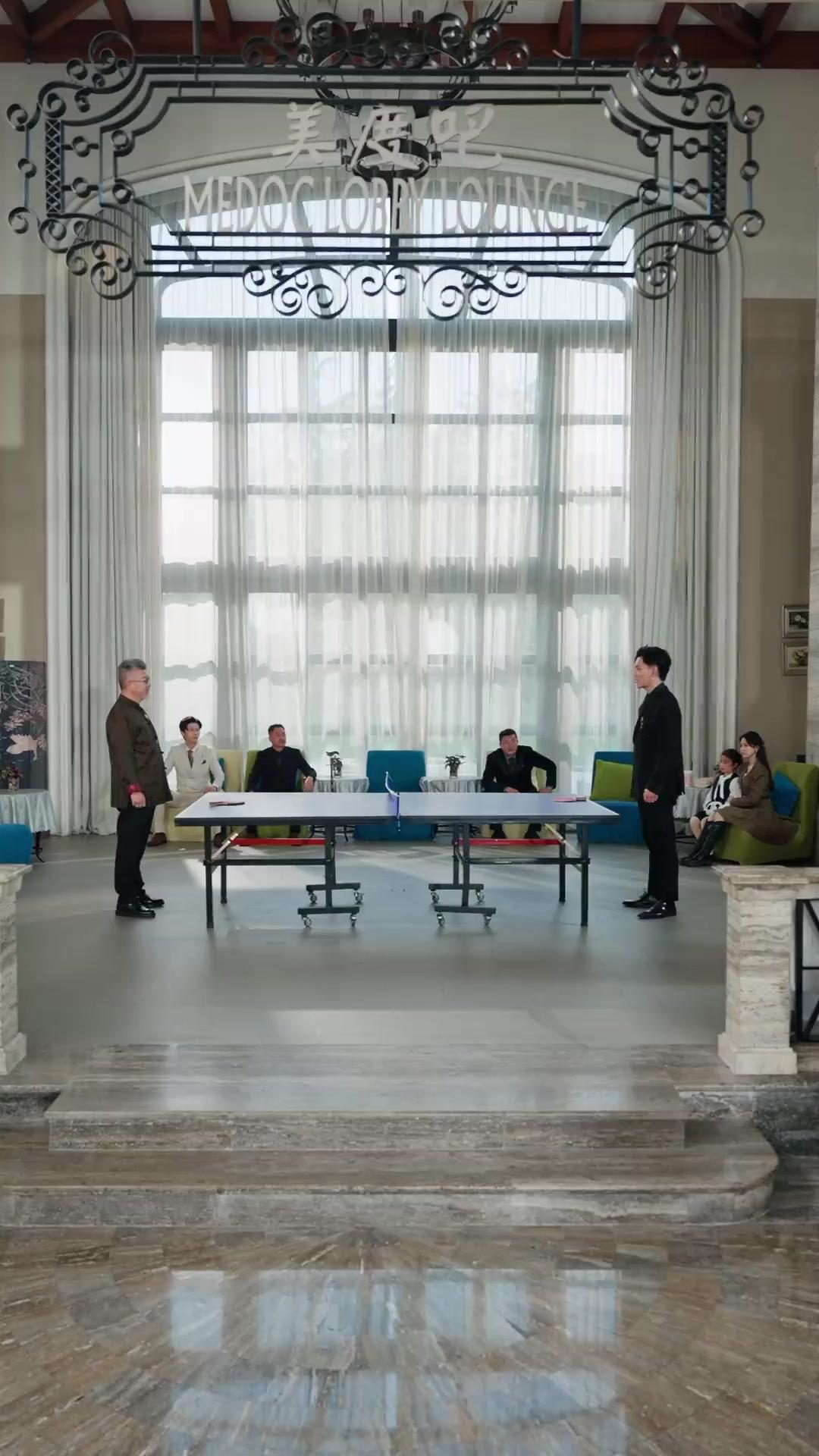 (Doblado) Reina chiquita del tenis de mesa