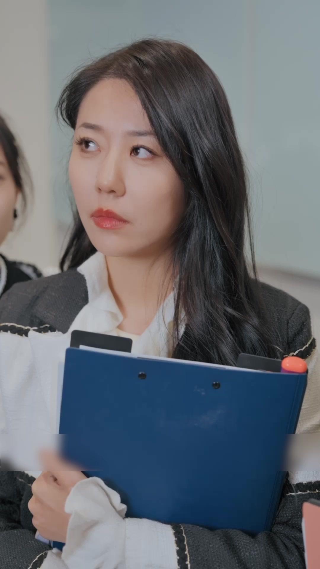 Istri Bos Bosan, Mulai Kerja Hari Ini