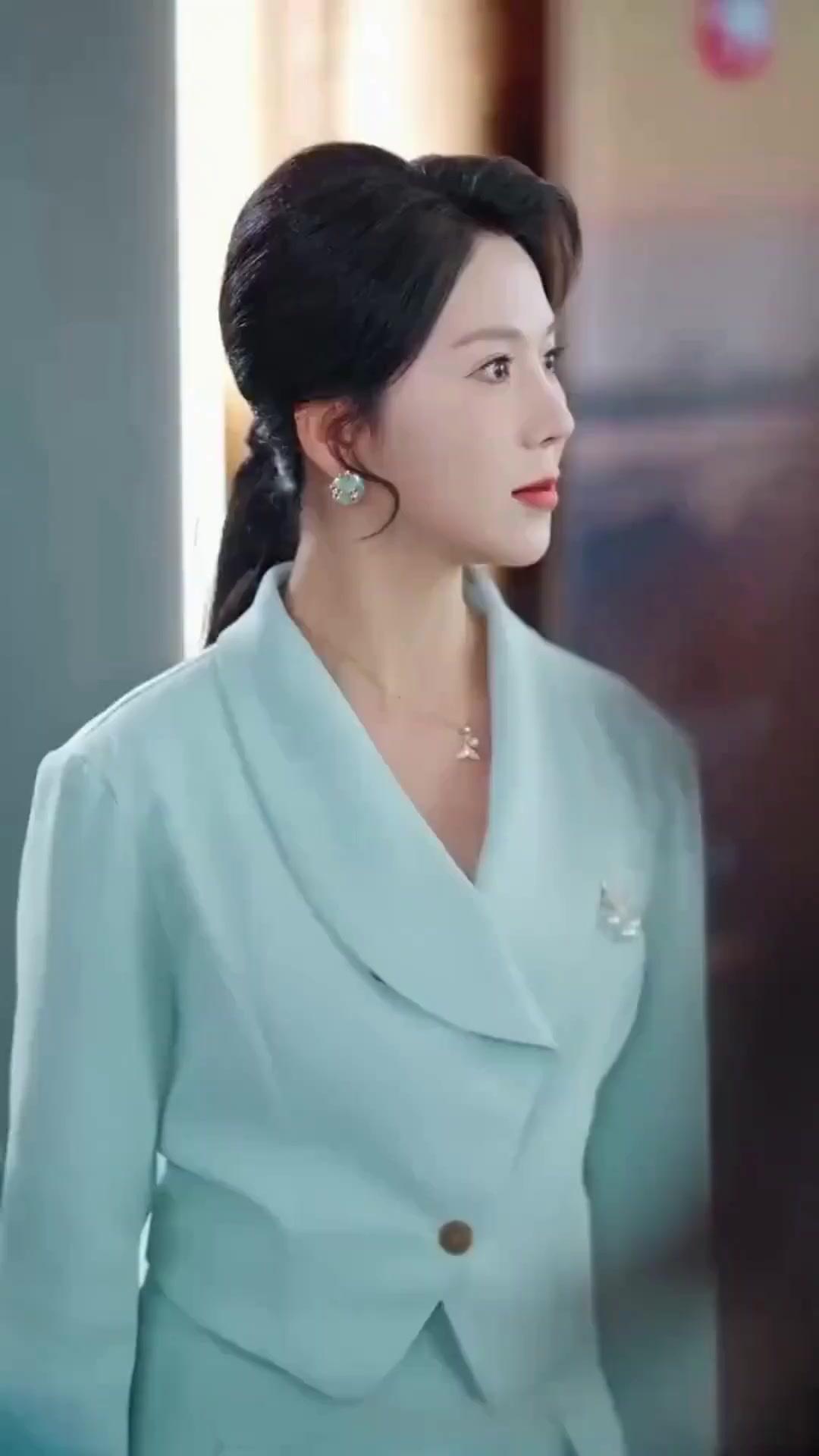 (Dubbed) Ready for a show? Cue the Mama Lawyer!