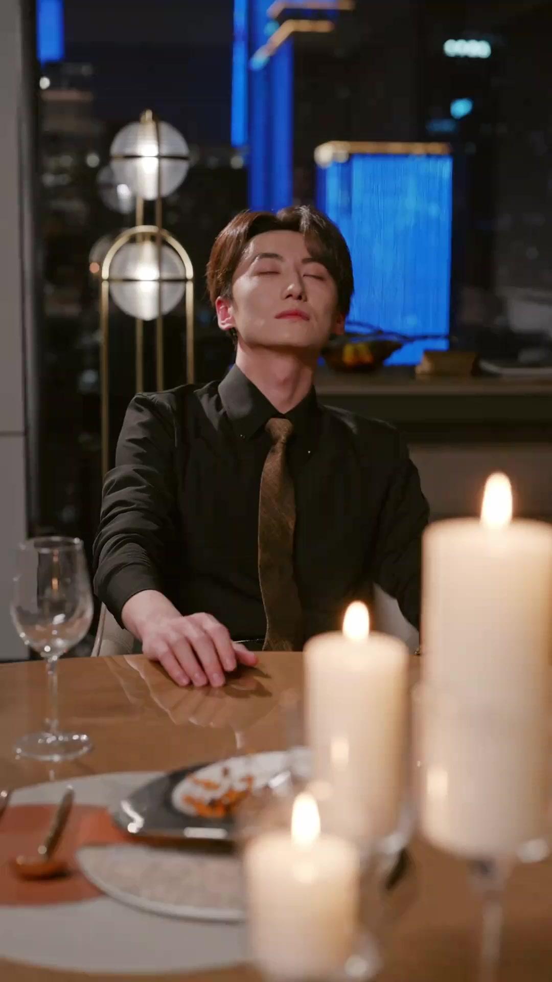 Mặt Nạ Hạnh Phúc