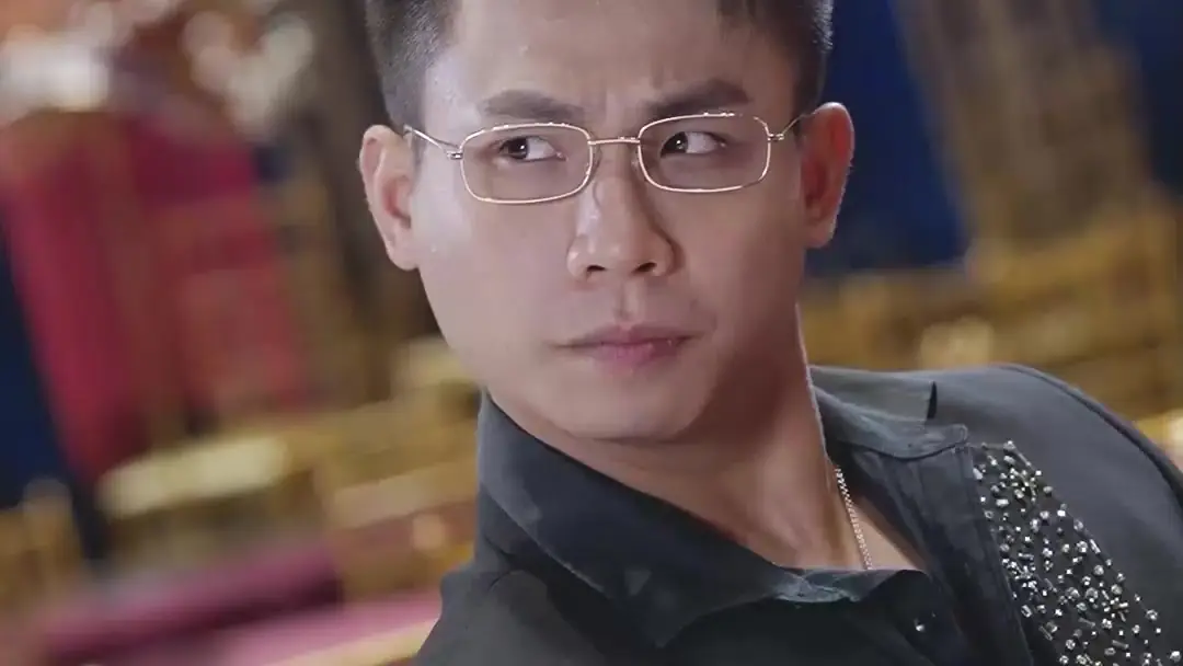 Divine Dragon: When Pearls Tremble and Brocades Burn