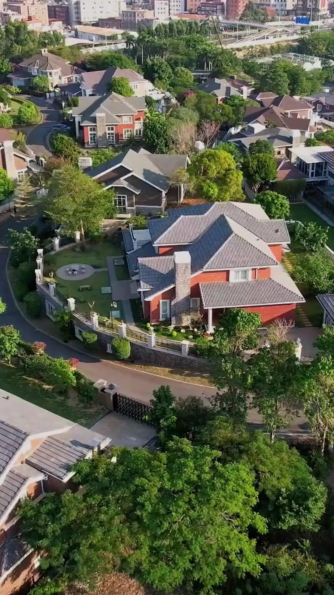 Satu Atap, Dua Kisah Cinta