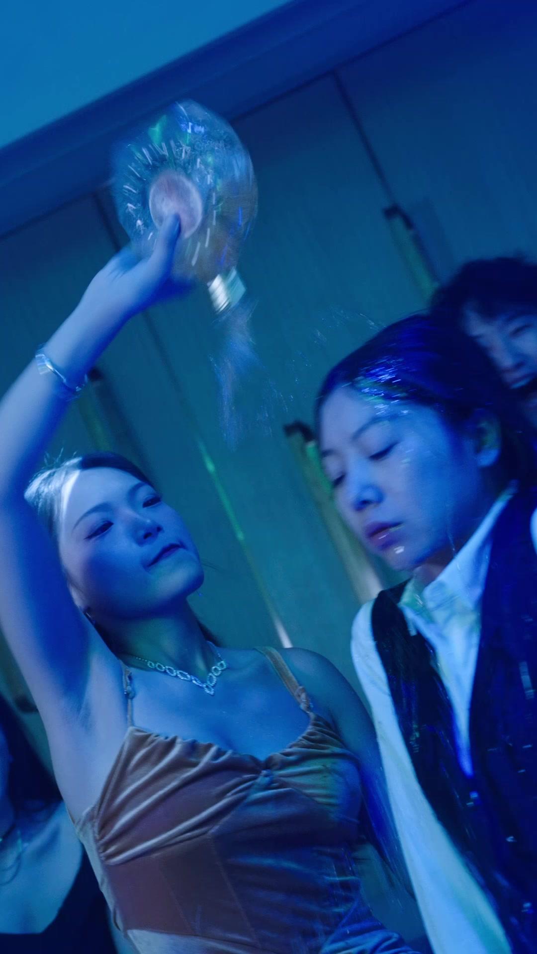 NOUVEAU VISAGE, VIEILLE RANCUNE