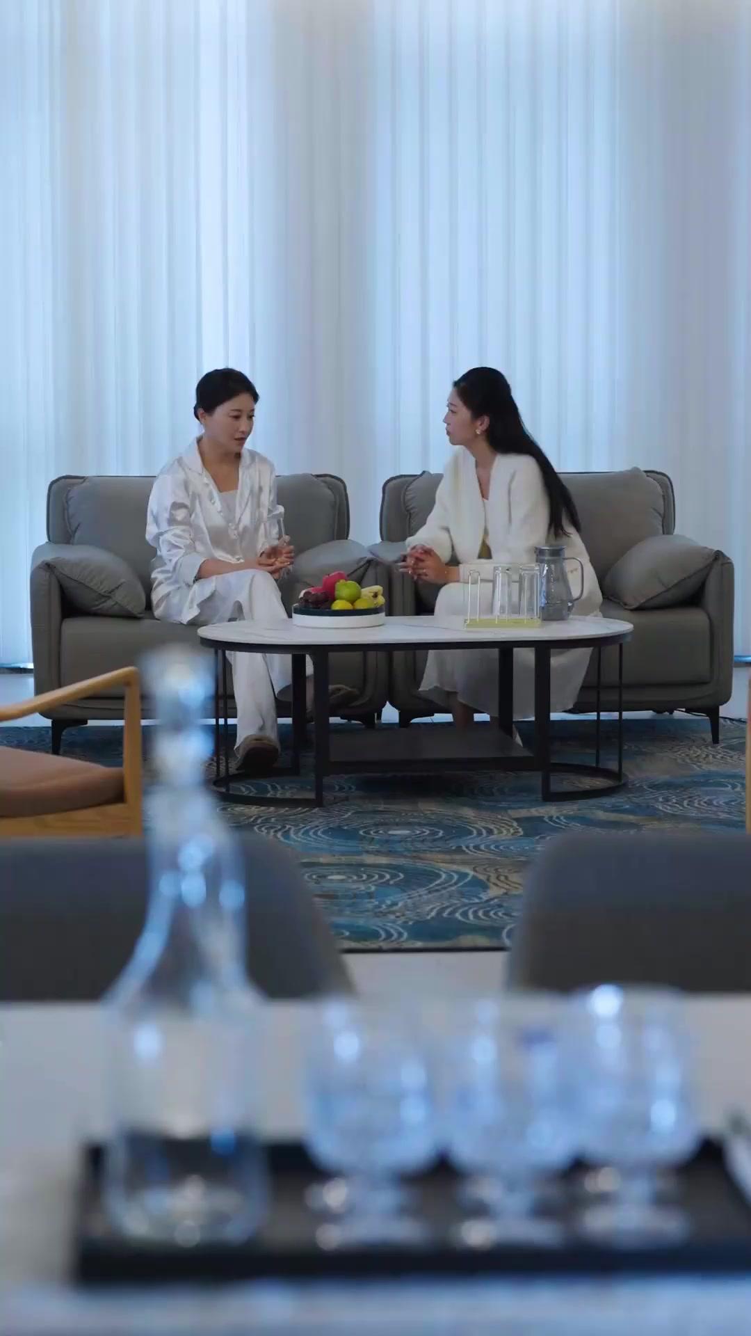 Di Balik Senyum Palsu