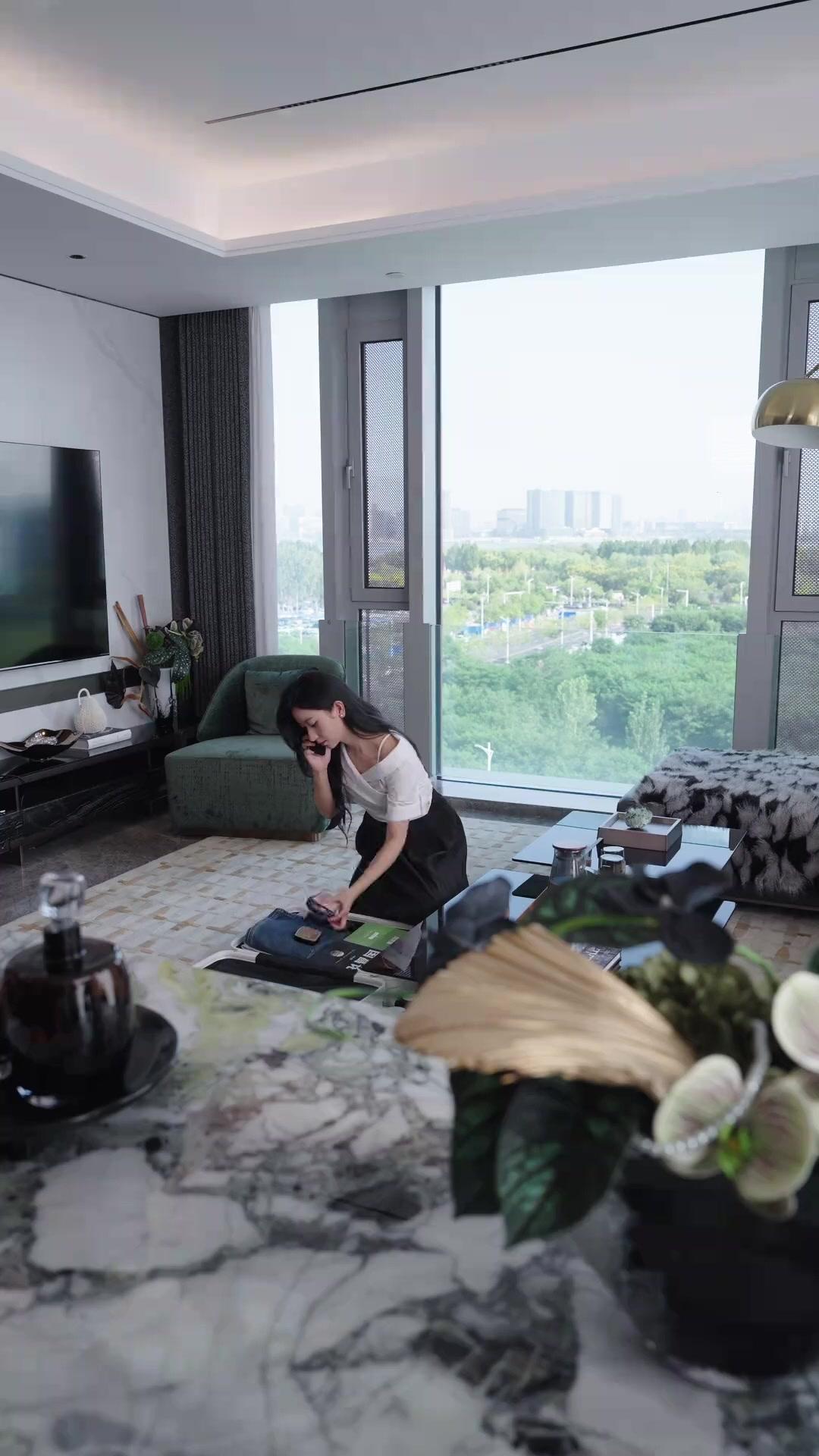 ELLE CHERCHE JAMAIS L’AMOUR