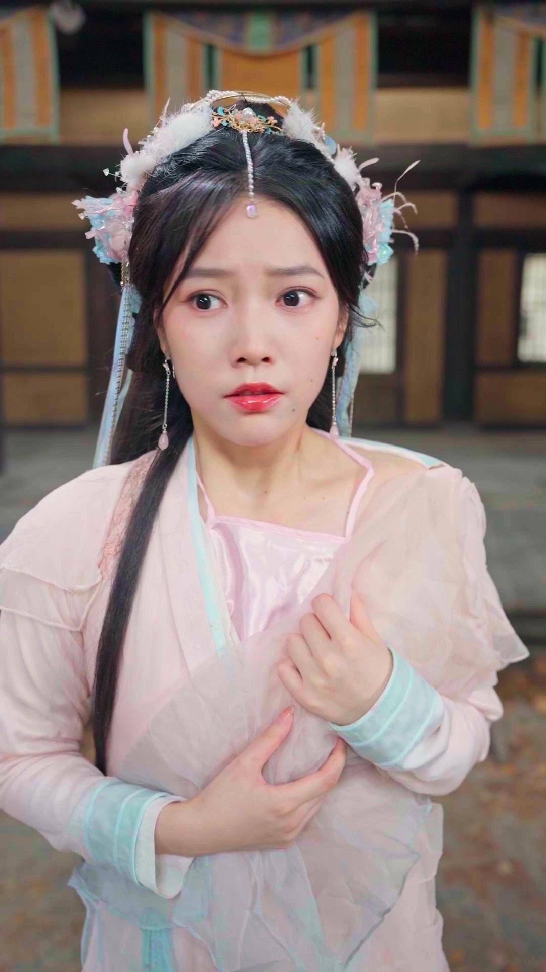 Desenvainó y todos se arrodillaron