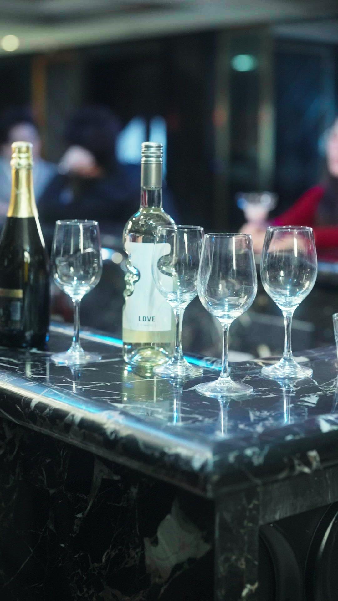 Pacarku Kaya, Hidupku Sempurna