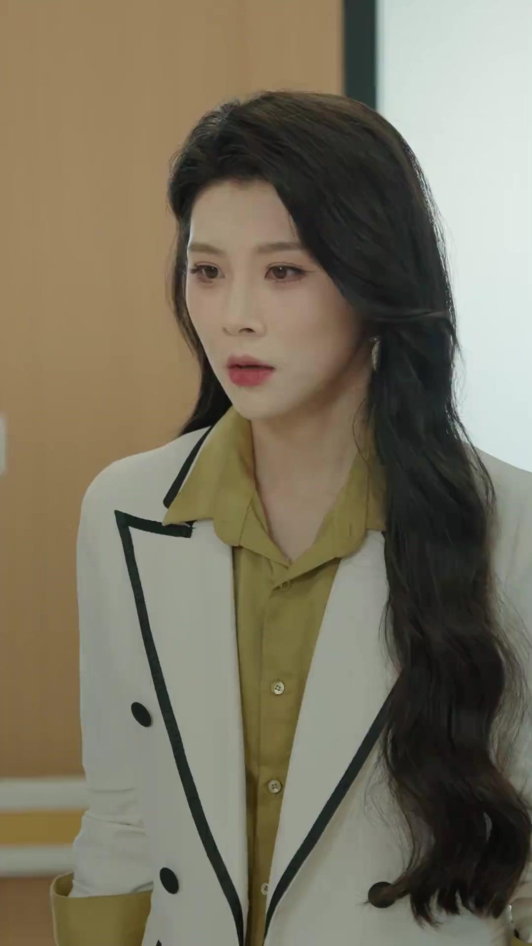 Jurang Antara Cermin Yang Pecah