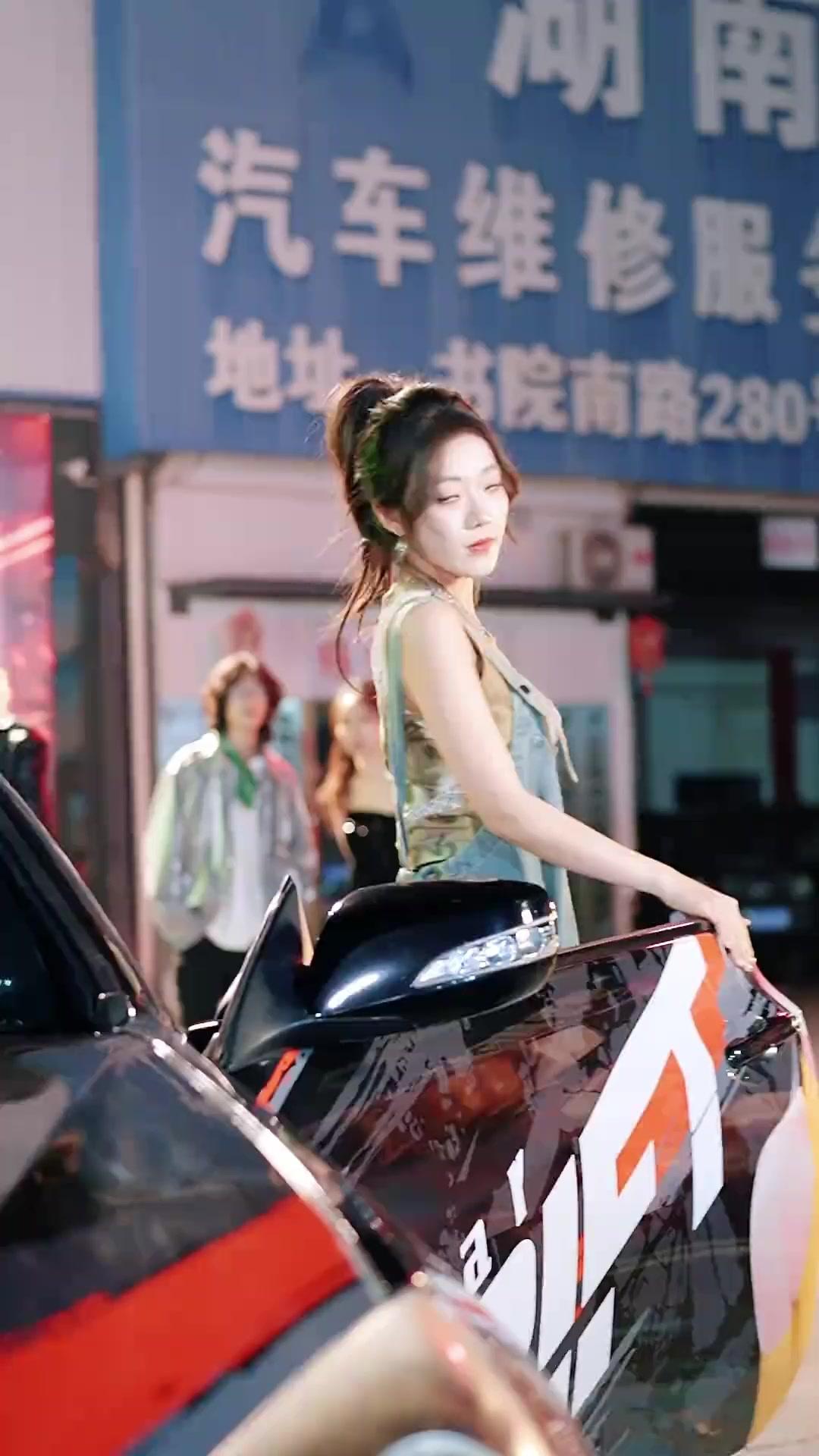 CHUT ! TOUCHE PAS À CETTE MENDIANTE