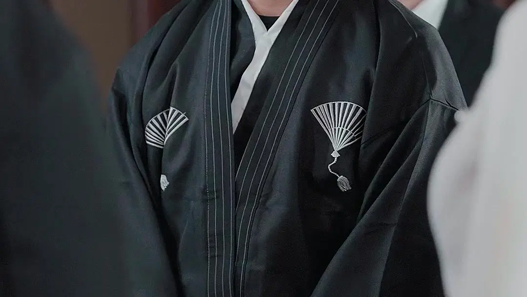 The Imposter Boxing King: The Silence Between Two Microphones