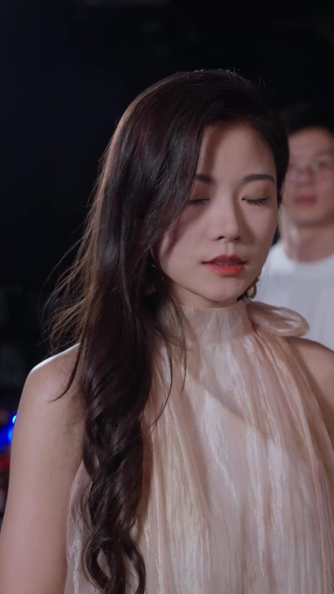 LE LOUP BAISE SES ESCARPINS