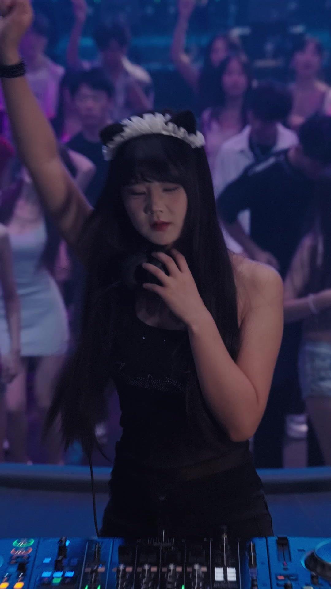 COPINE PAYANTE, ÉPOUSE OUBLIÉE