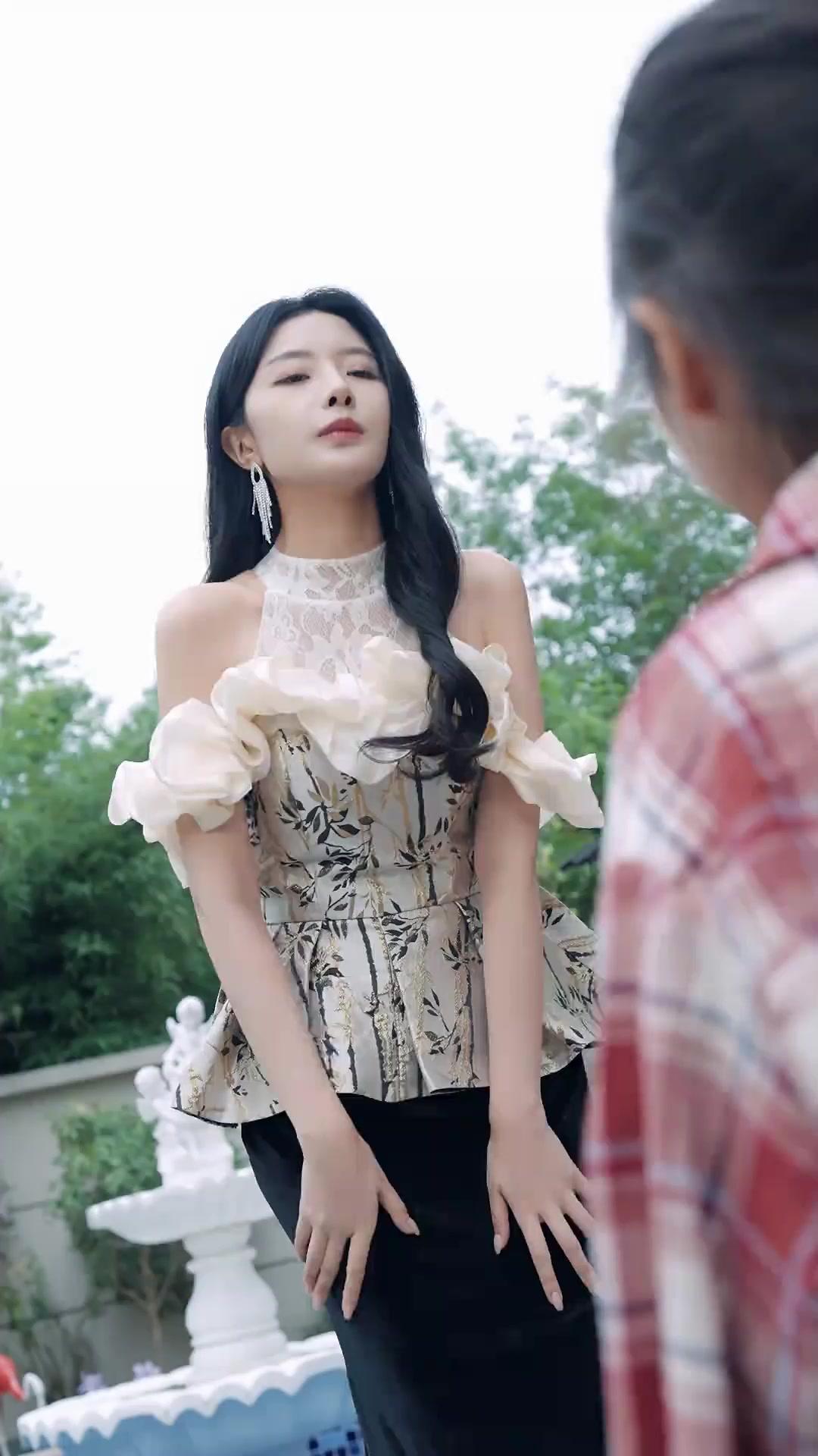 Street Singer? Diva's "Lost" Heiress!