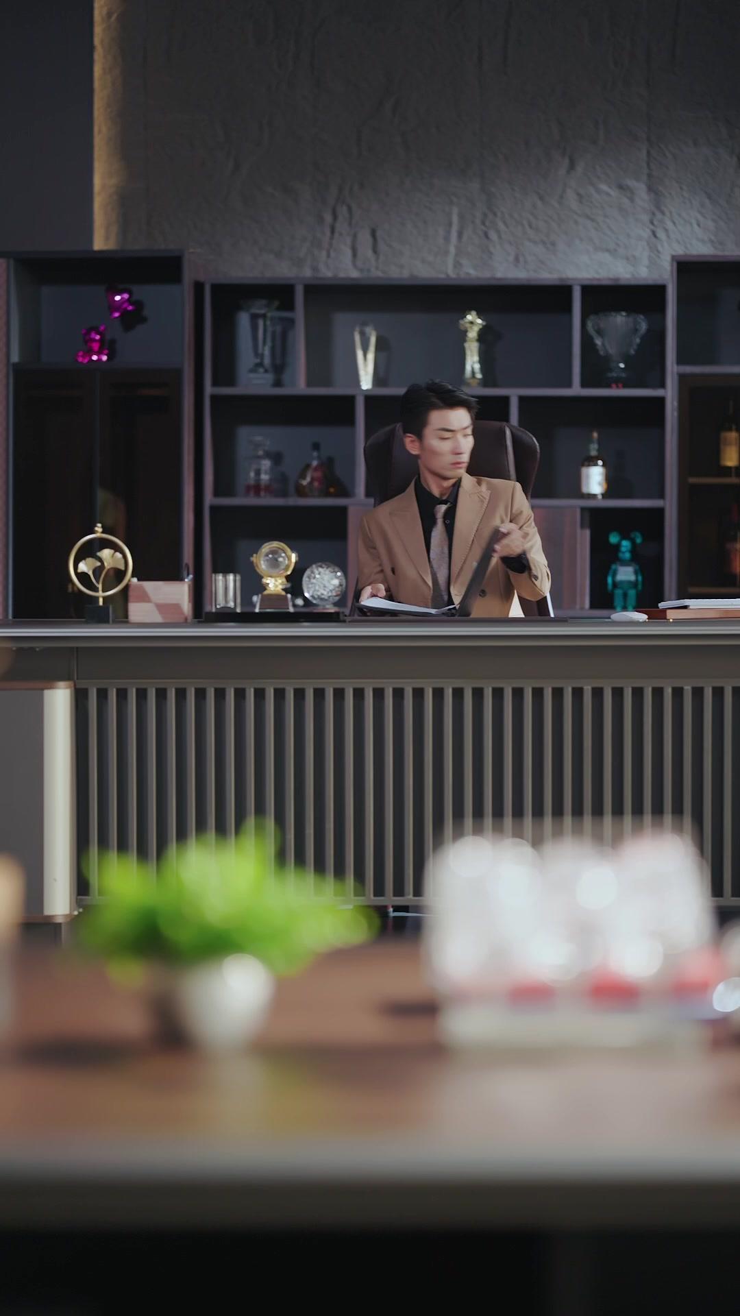 Baru Cerai, Malah Dekat Musuhnya