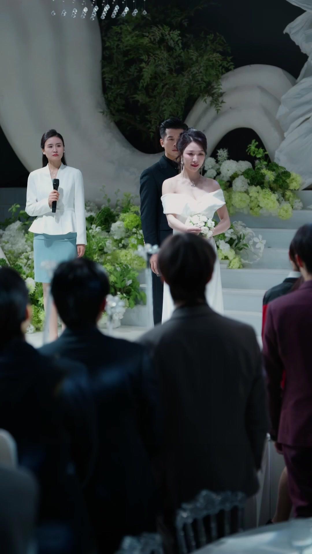 她當眾求婚白月光那天