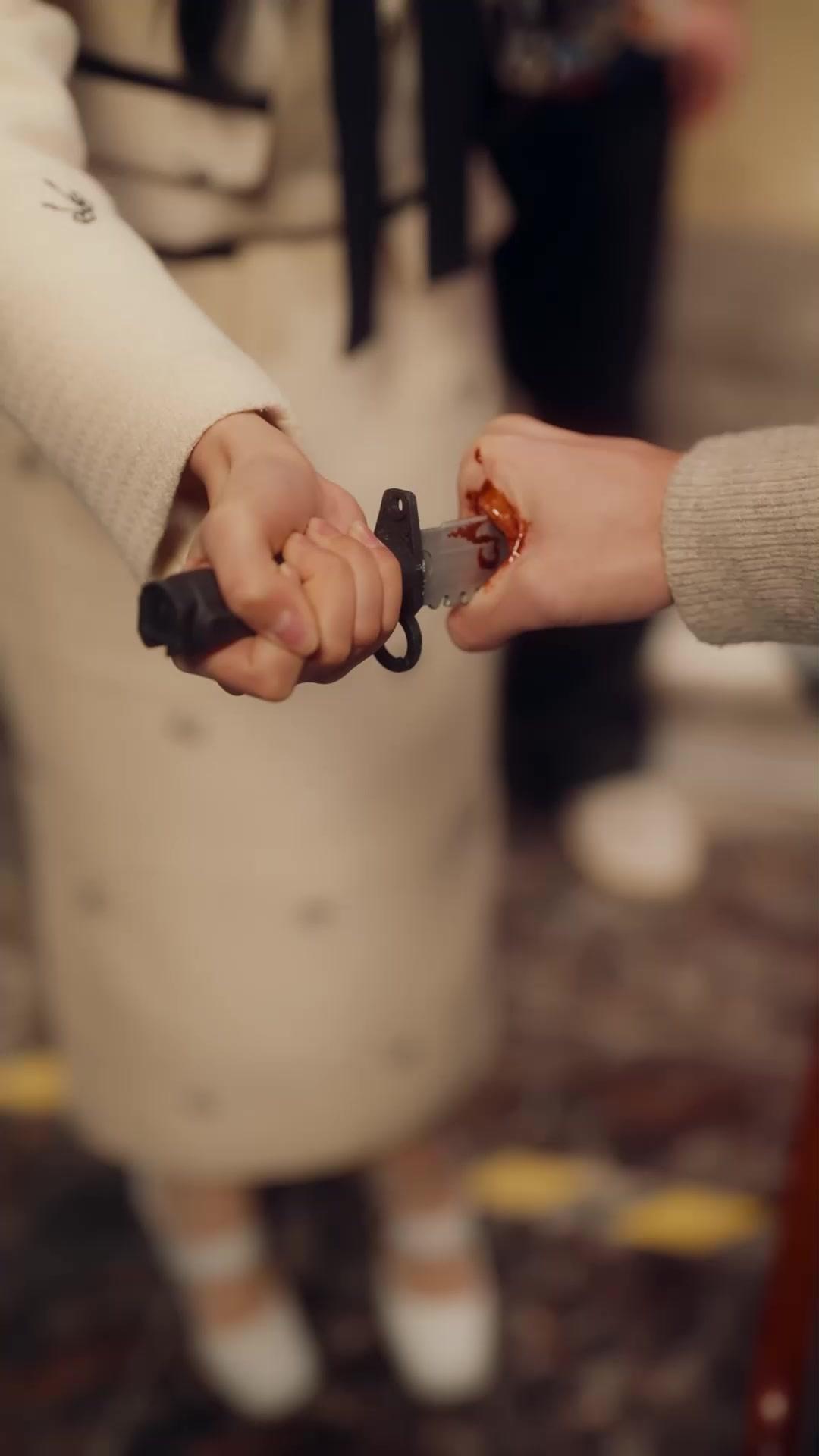 Air Mata di Balik Topeng Bisu