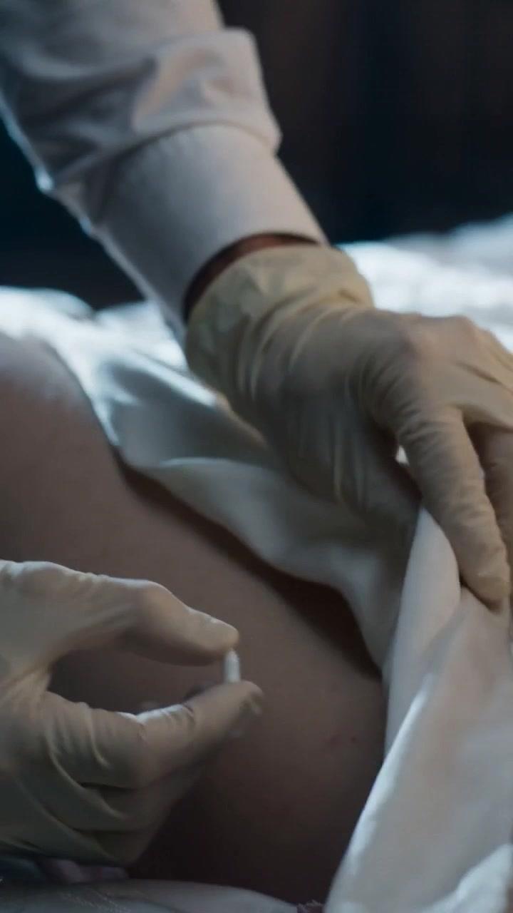 L'ossessione del dottore per la sua sorellastra incinta