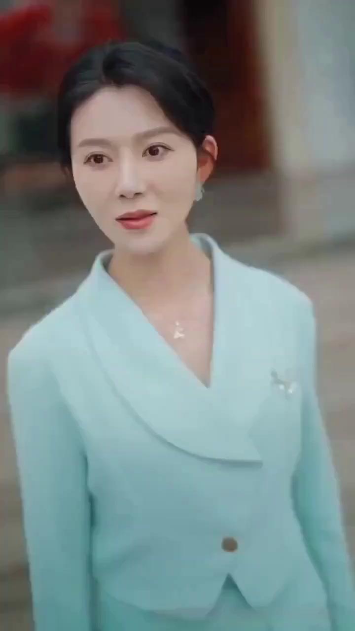 (Dubbed) Ready for a show? Cue the Mama Lawyer!