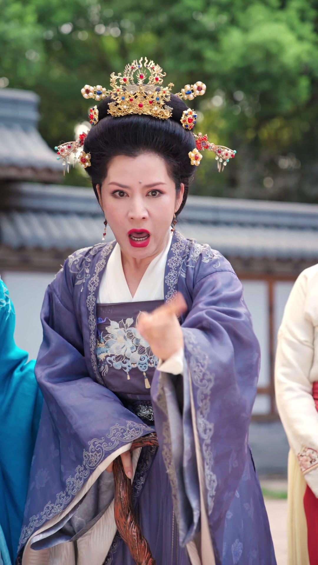 Bangkit Kembali, Menolak Jadi Istri Baik