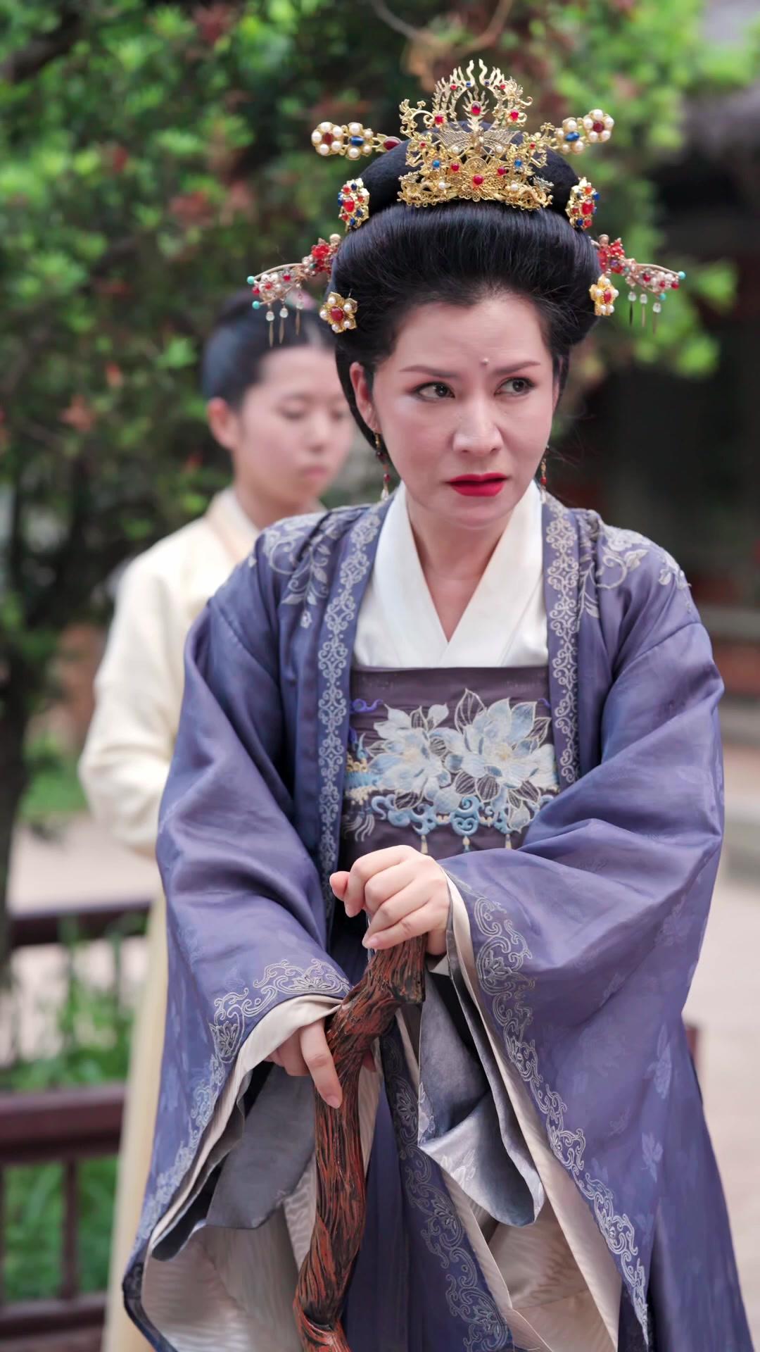 Bangkit Kembali, Menolak Jadi Istri Baik