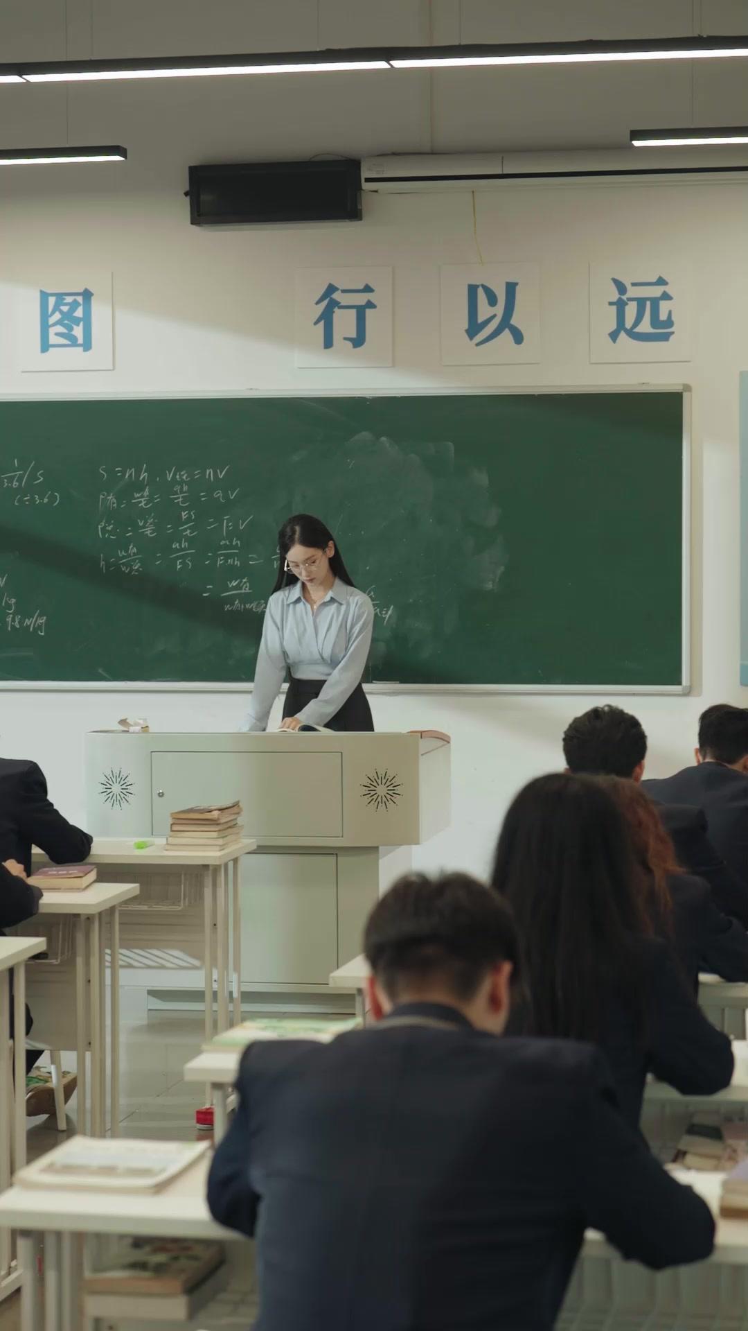 Nueva profesora: bella e imponente