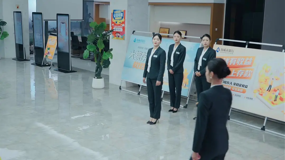 หัวใจถูกรุกล้ำ เมื่อเจ้าของธนาคารต้องเผชิญหน้ากับชายในสูทฟ้า