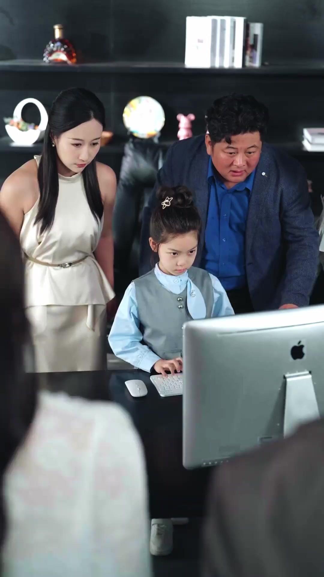 (Doblado)La reina empresarial tiene ocho años