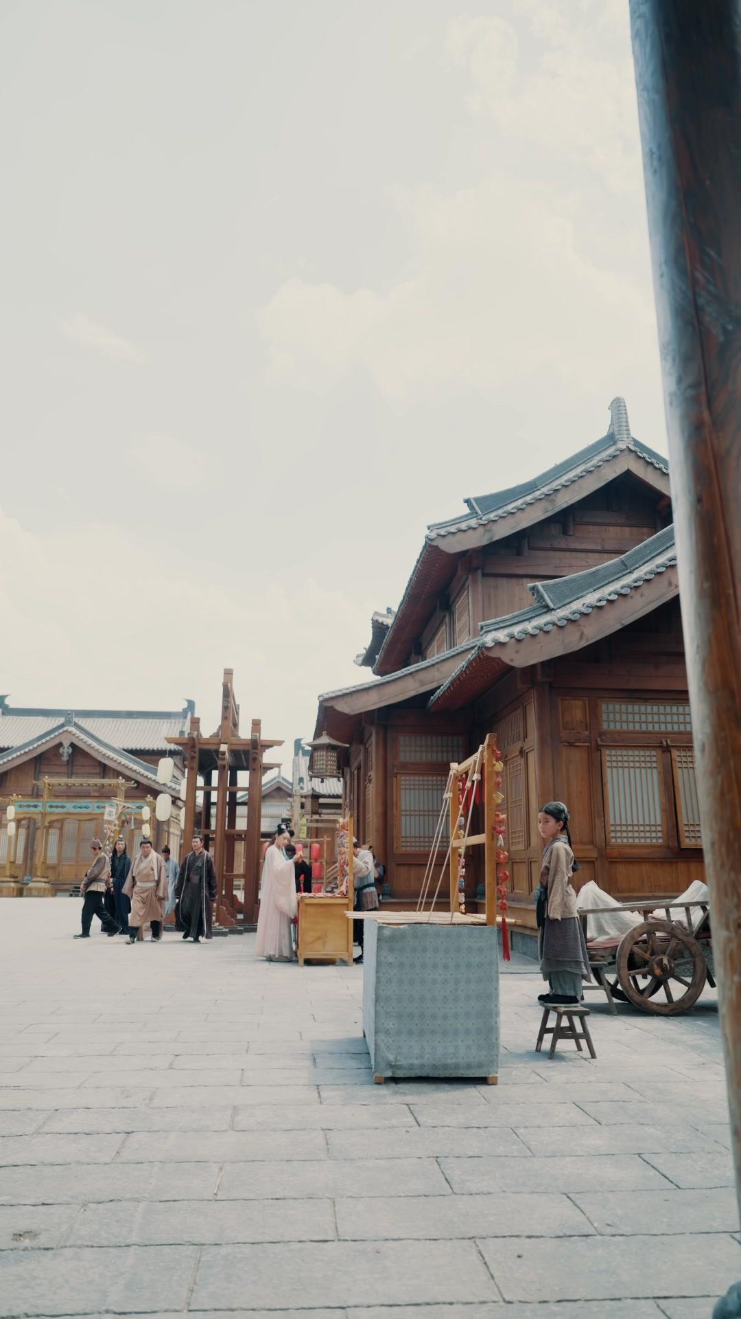 แปดปีใต้เงาสวรรค์