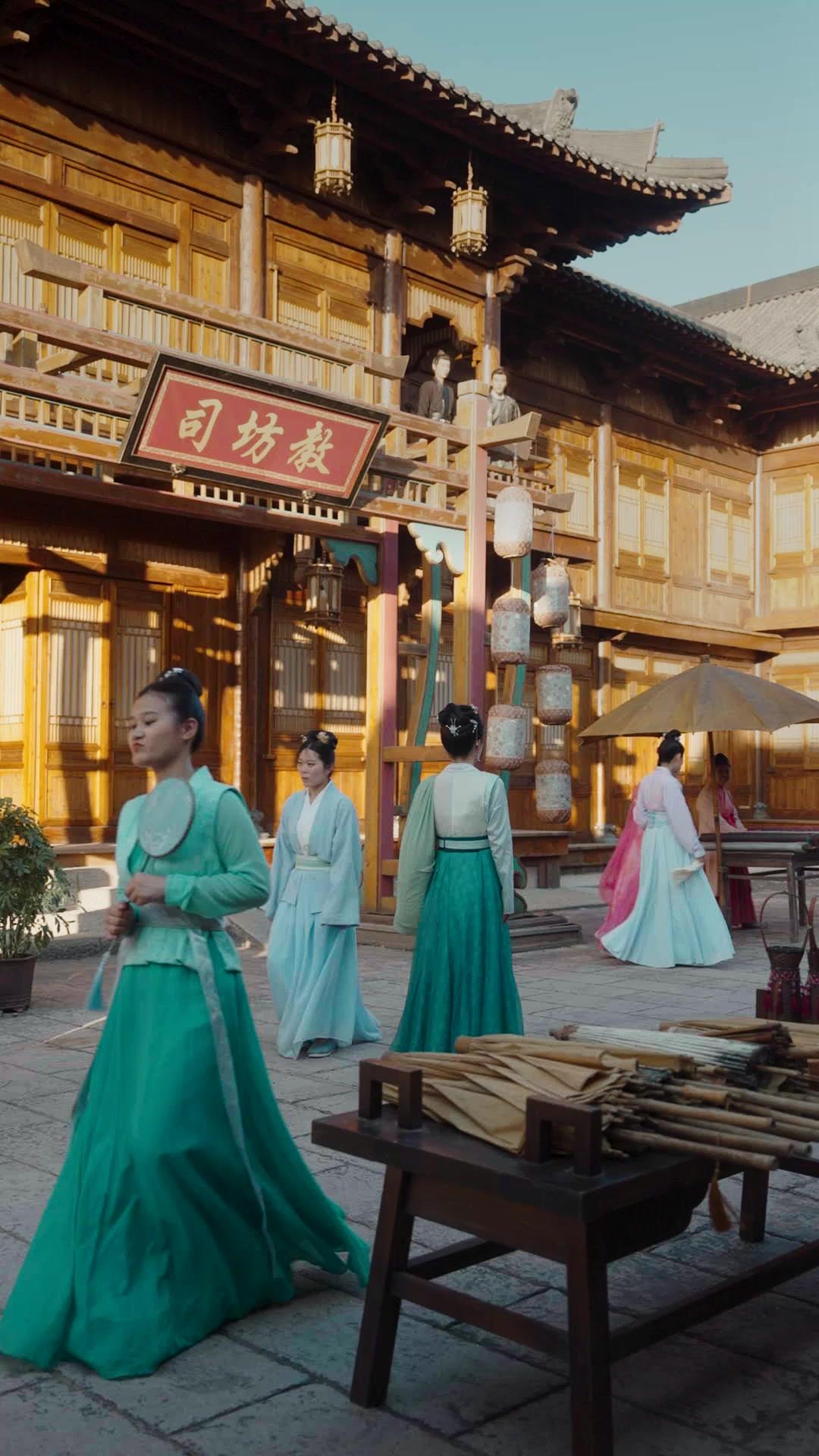 AU-DELÀ DU TRÔNE, L'AMOUR