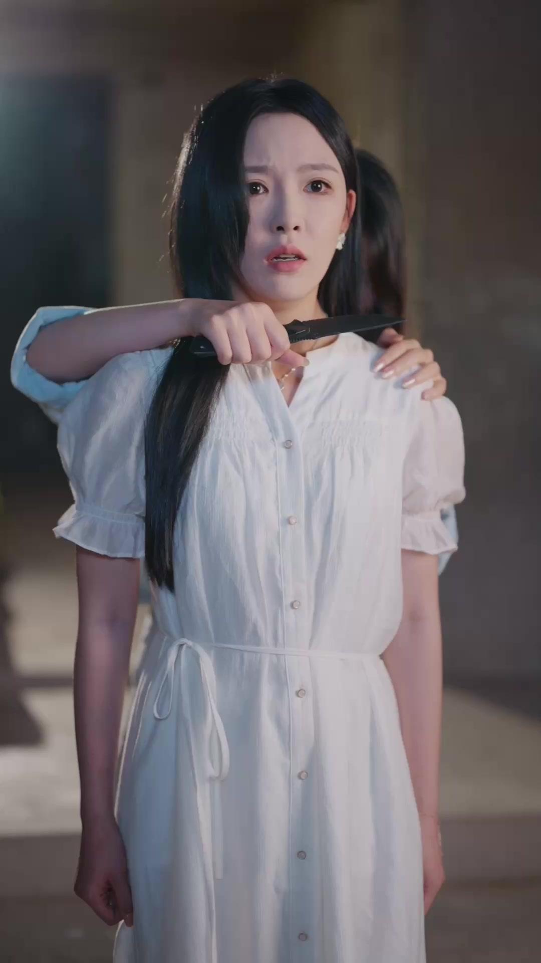 Bayangan Di Balik Senyum Indahmu