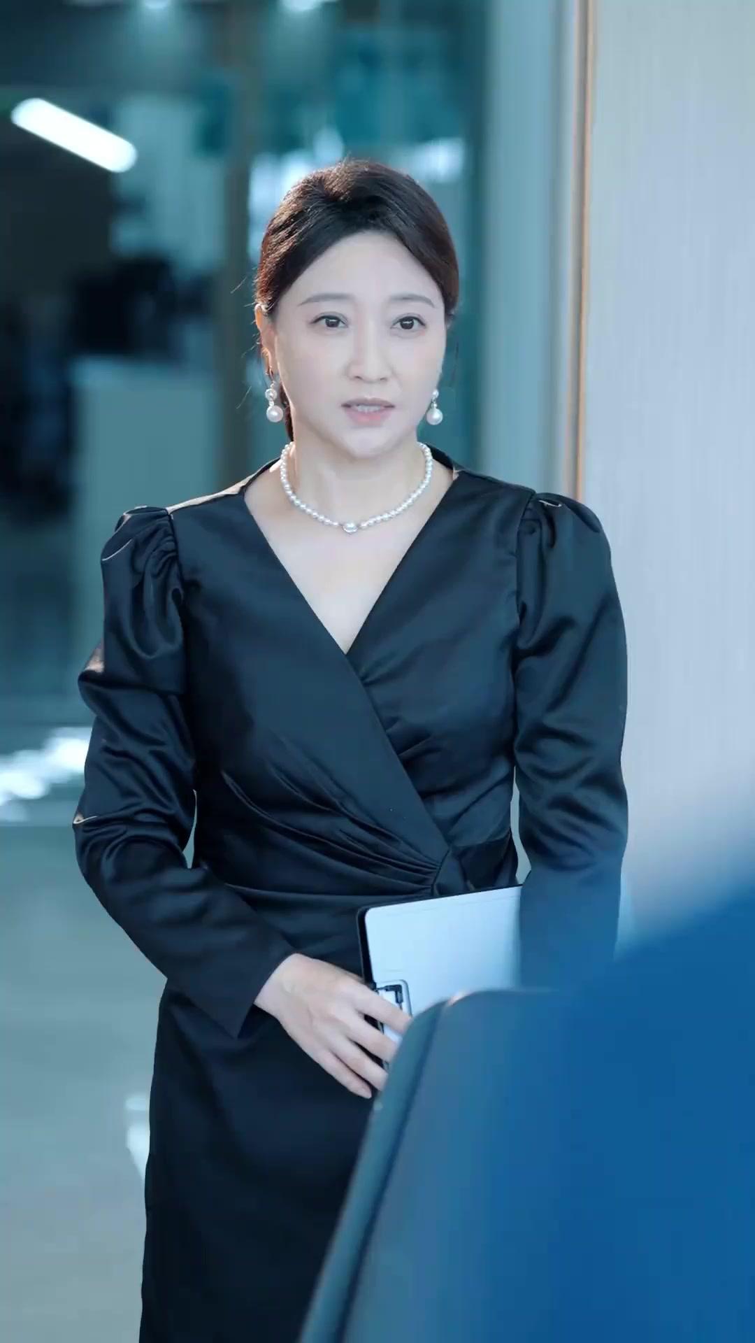 Di Balik Senyum Palsu