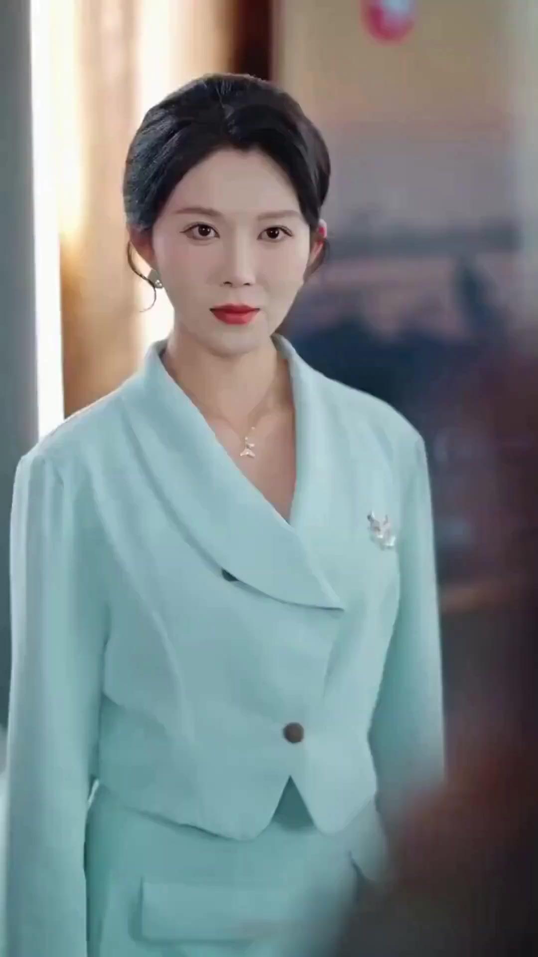 (Dubbed) Ready for a show? Cue the Mama Lawyer!