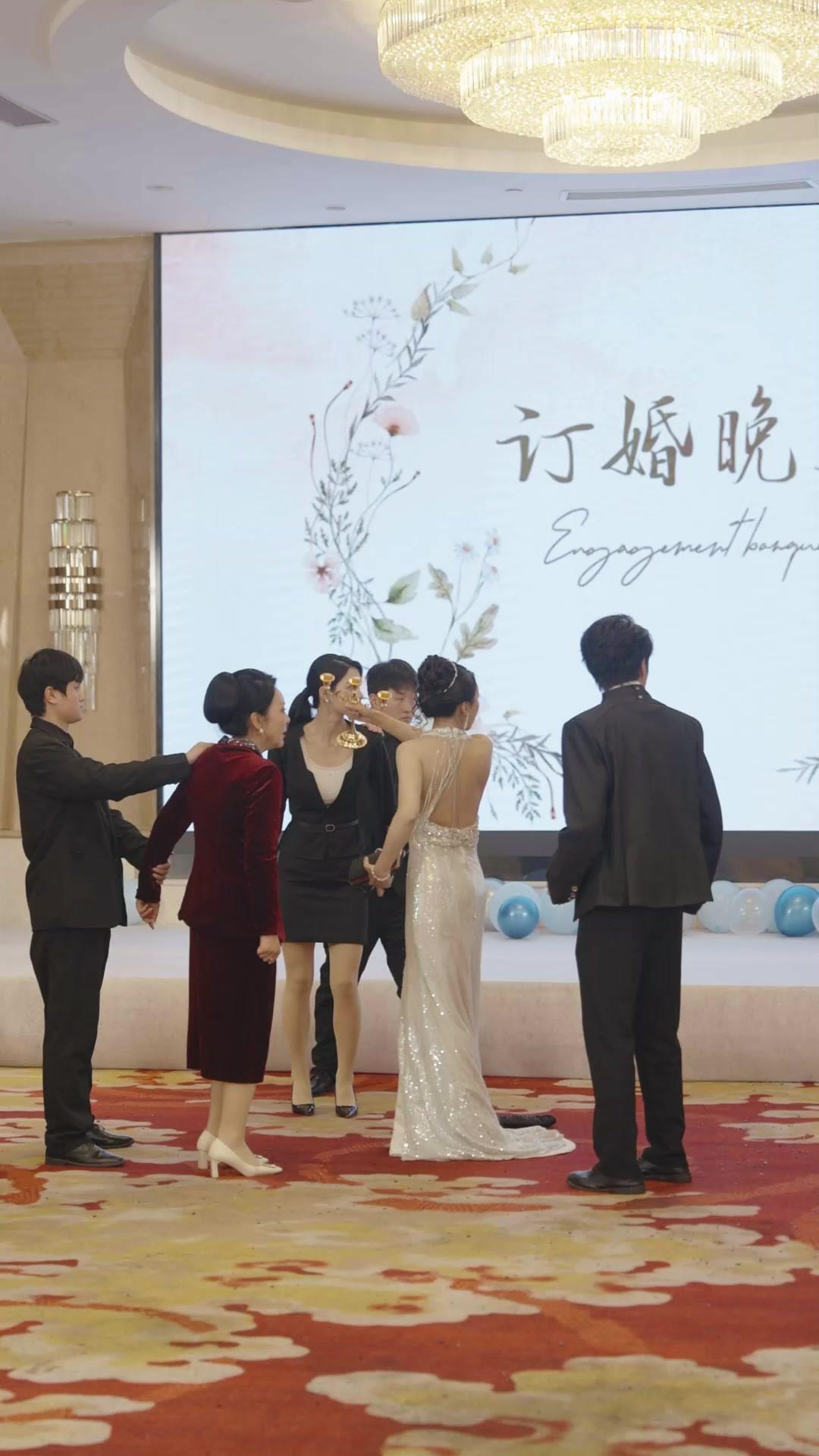 A Tia da Cantina É a Verdadeira Chefe