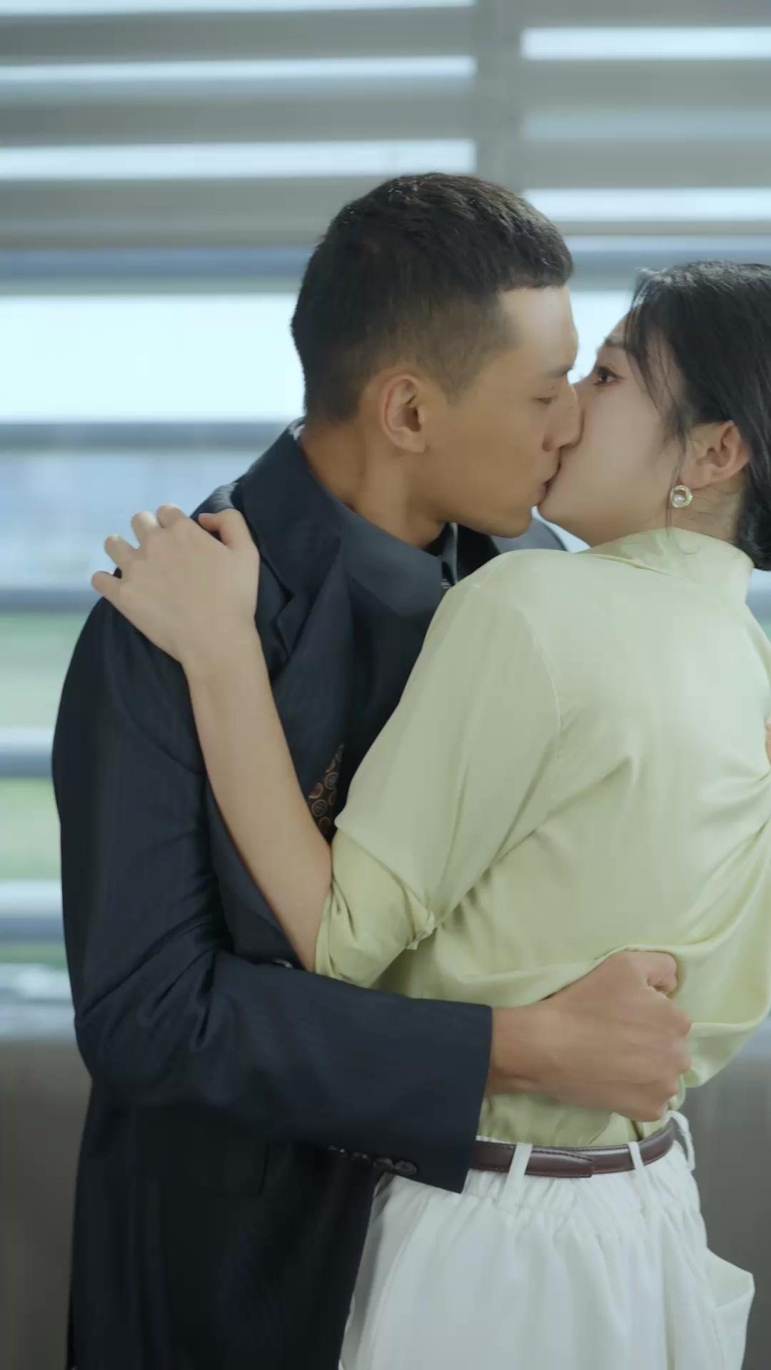 L'ÉTREINTE ET L'ADIEU