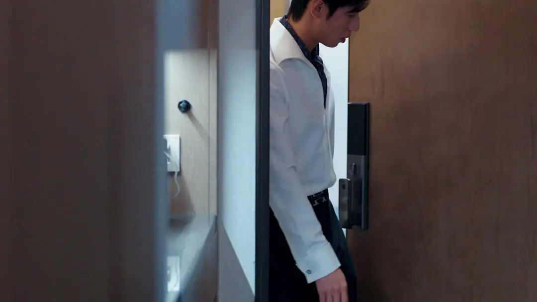 与君白首此人间 ep-1：门缝后的三重人生