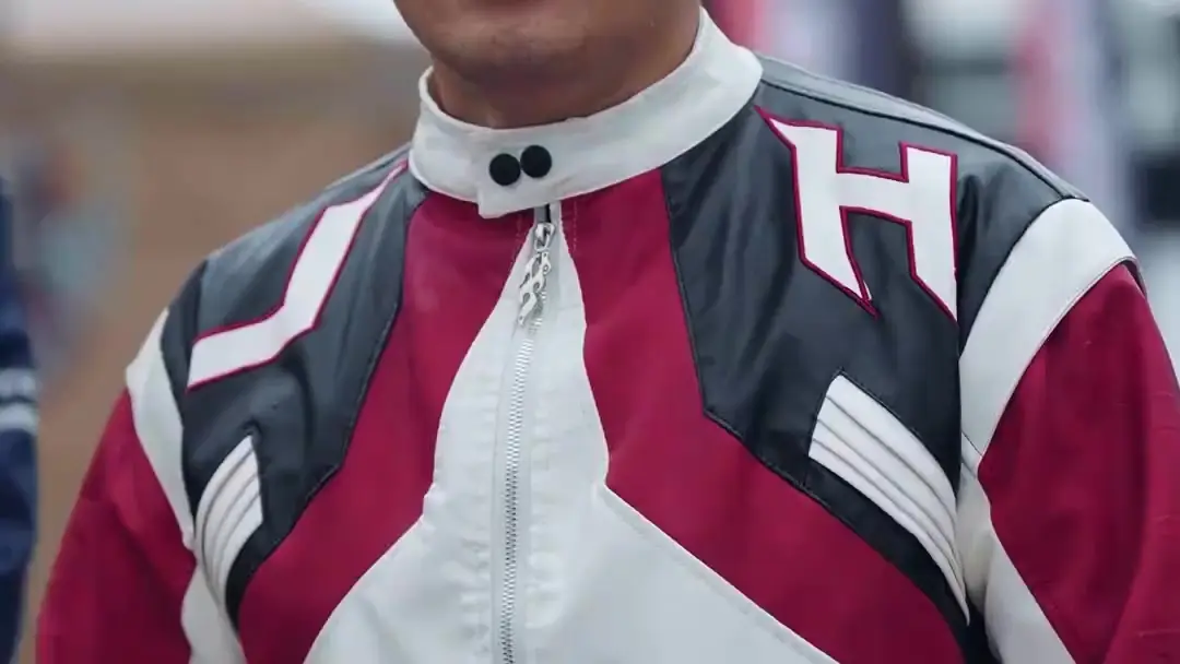 (مدبلج) سائق الشاحنات، أقوى مما تتخيل: عندما يتحول المُعلّم إلى مُحكم في حلبة الصمت