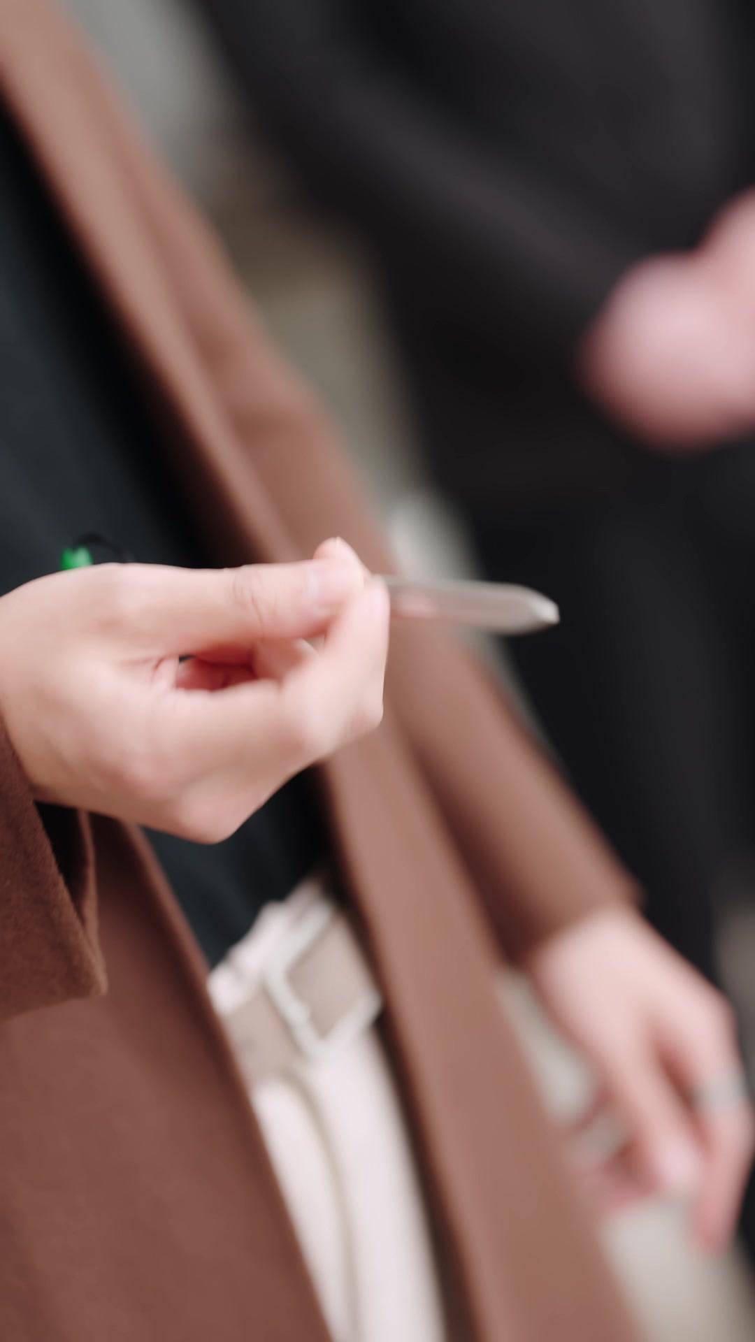 개틀링을 든 신부