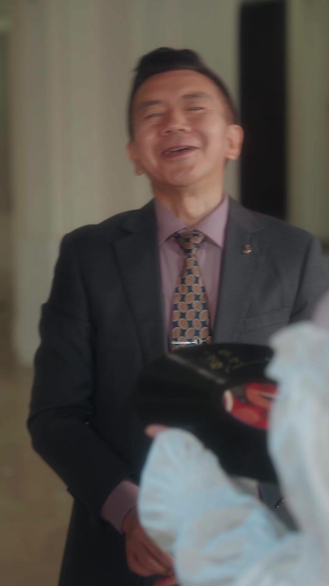 Nueva profesora: bella e imponente