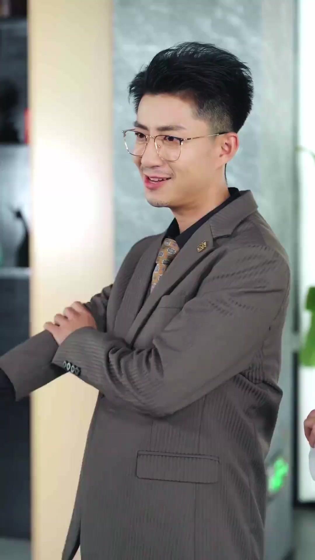 (Doblado)La reina empresarial tiene ocho años