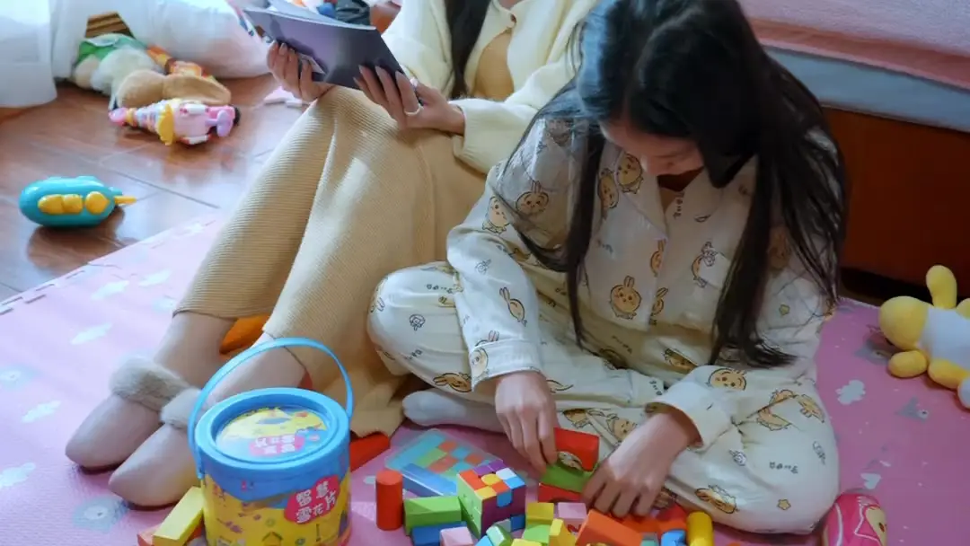 (Dublajlı) Gerçek Anne Sahte Anneyi Parçalıyor: Odadaki Sessiz Çığlık