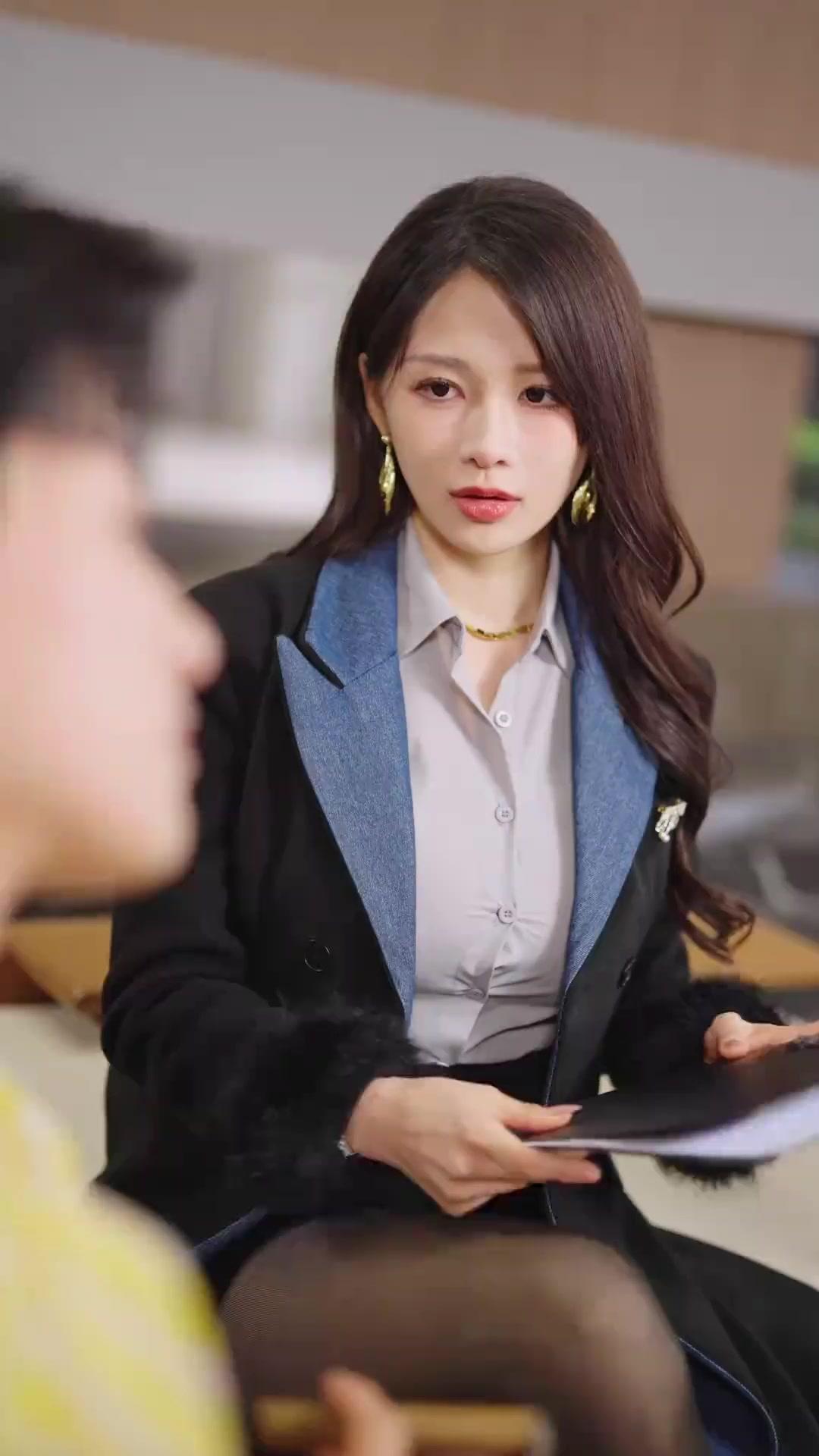 Mantan Dewa Perang: Diincar Wanita Cantik