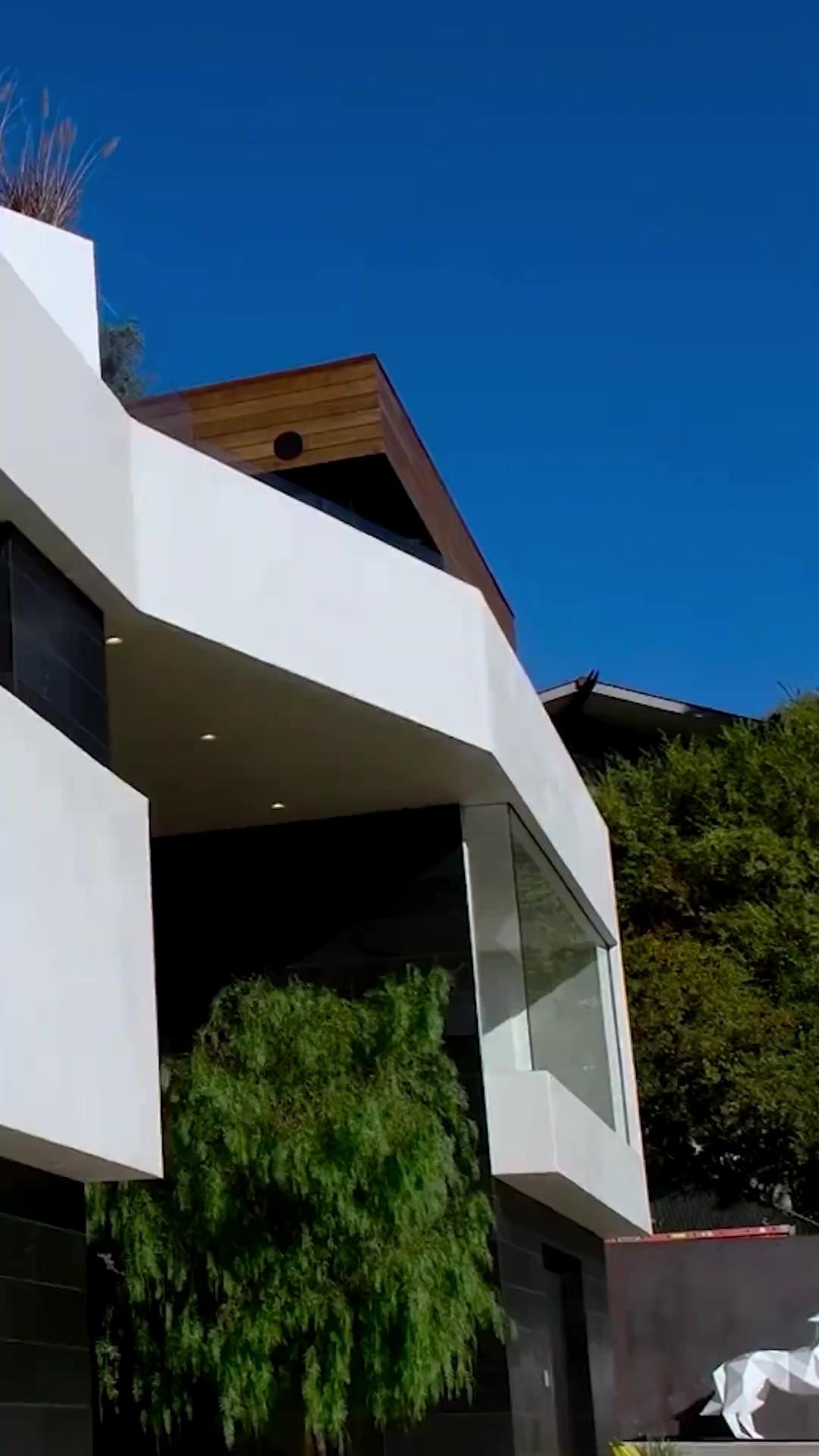 Cô ấy là con gái tài phiệt