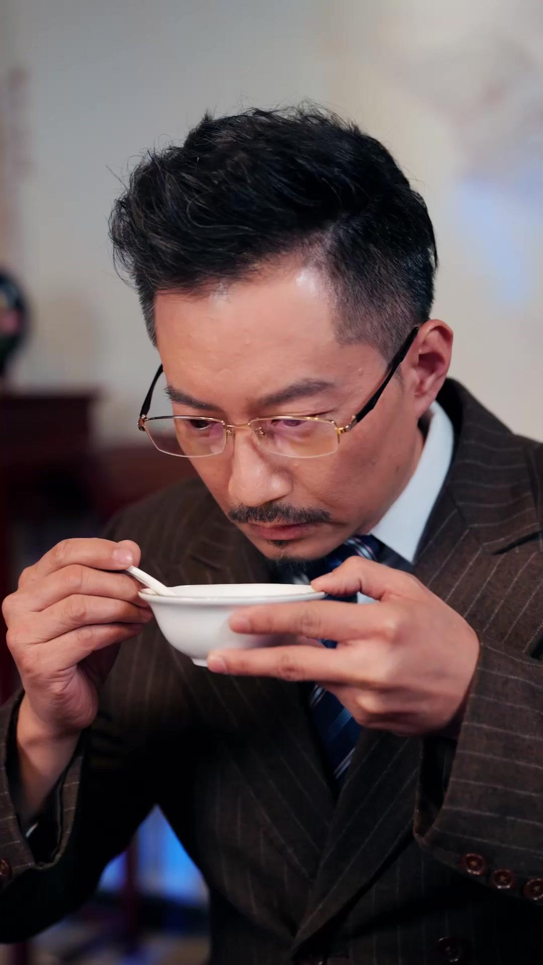 LE SECRET DERRIÈRE DE LA PORTE