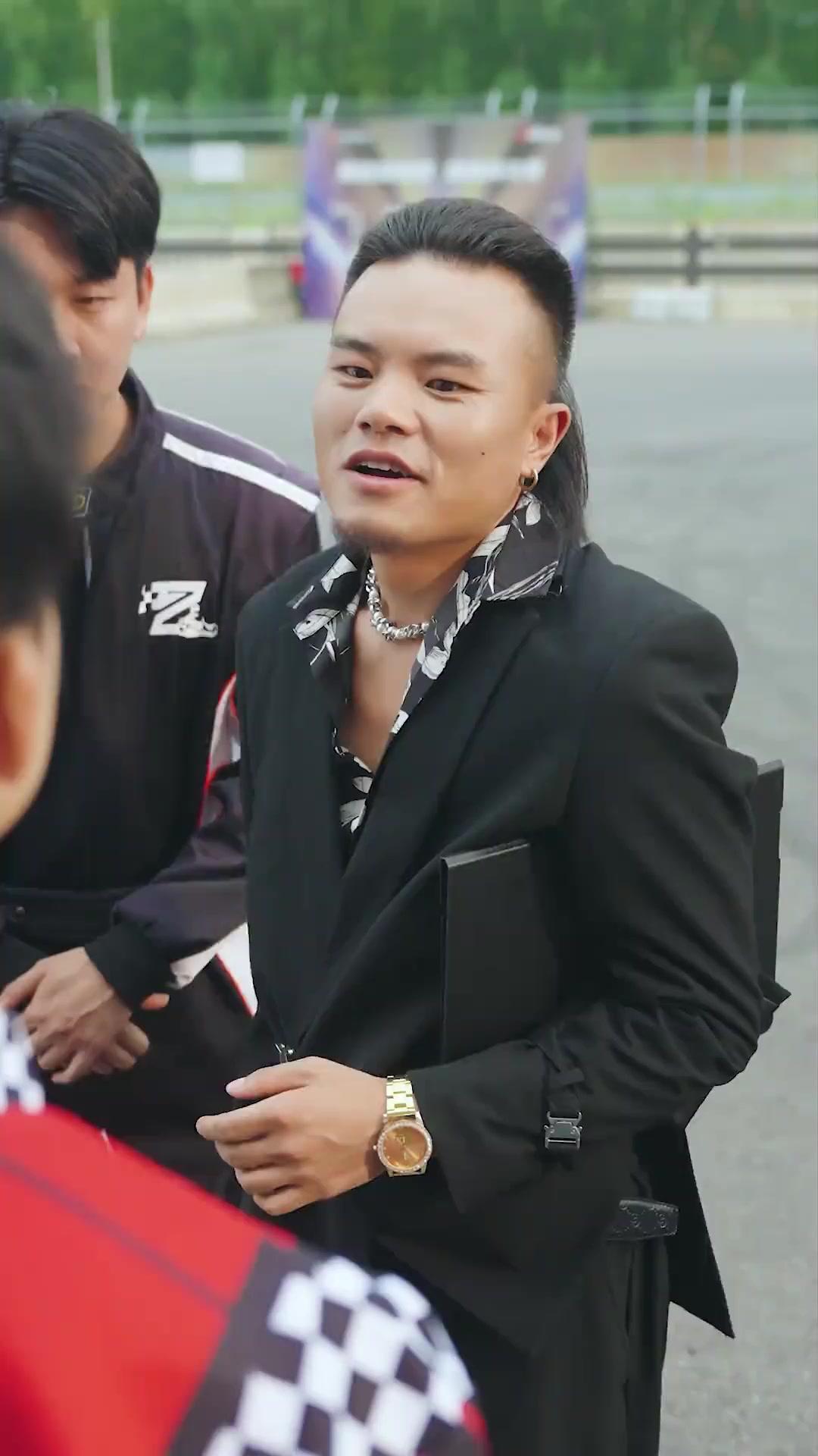 Thợ Rửa Xe Là Xe Thần