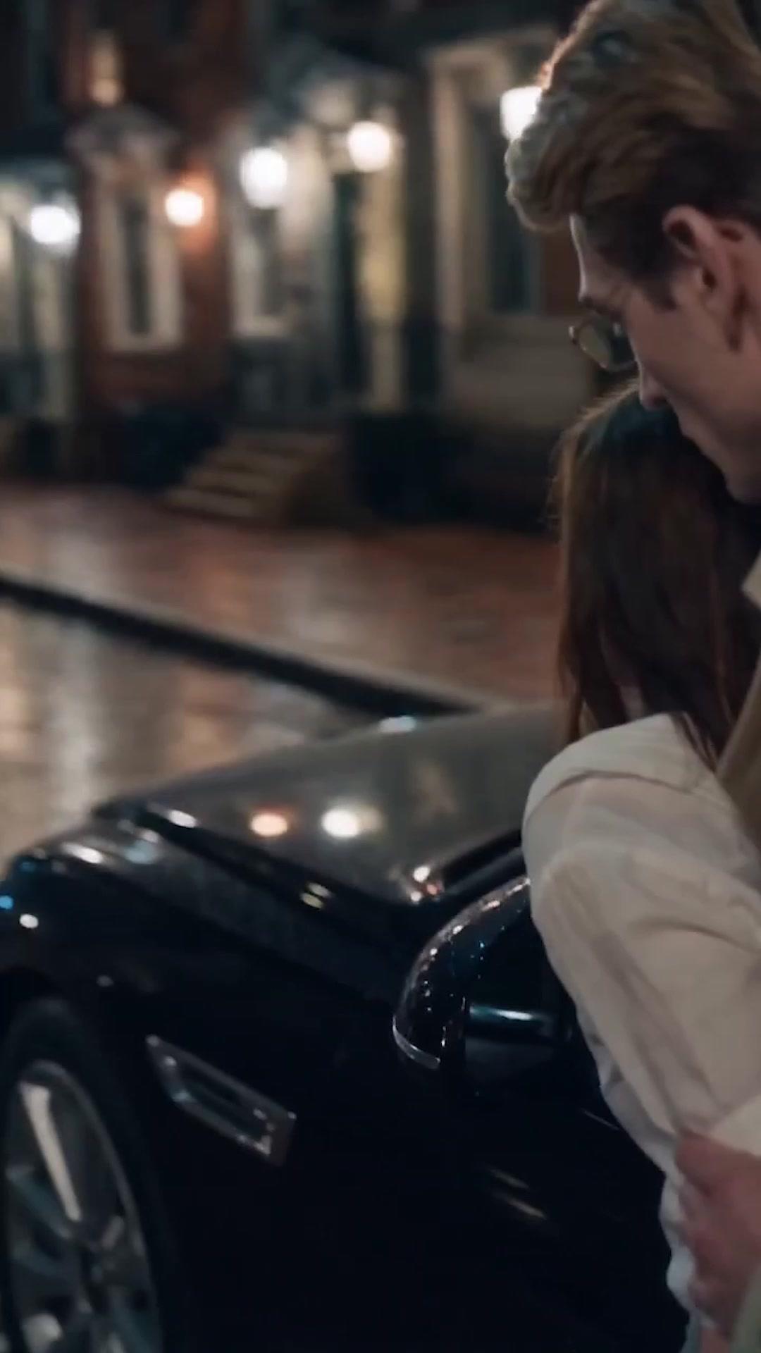 L'ossessione del dottore per la sua sorellastra incinta