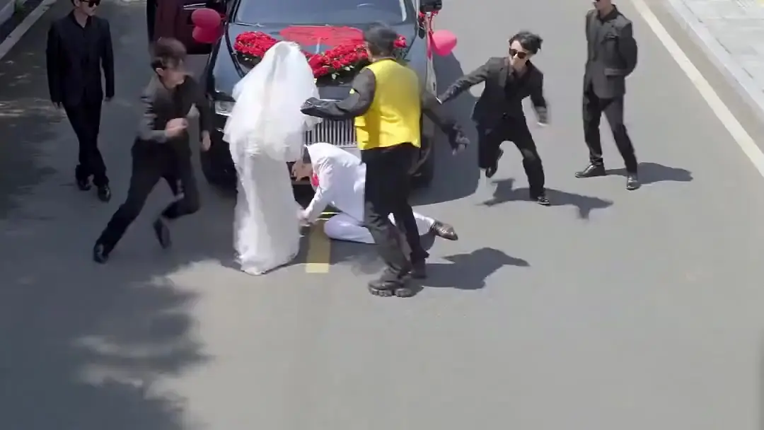 (Sulih Suara) Makin Boros, Rezeki Malah Lancar: Ketika Pernikahan Jadi Panggung Drama Jalanan