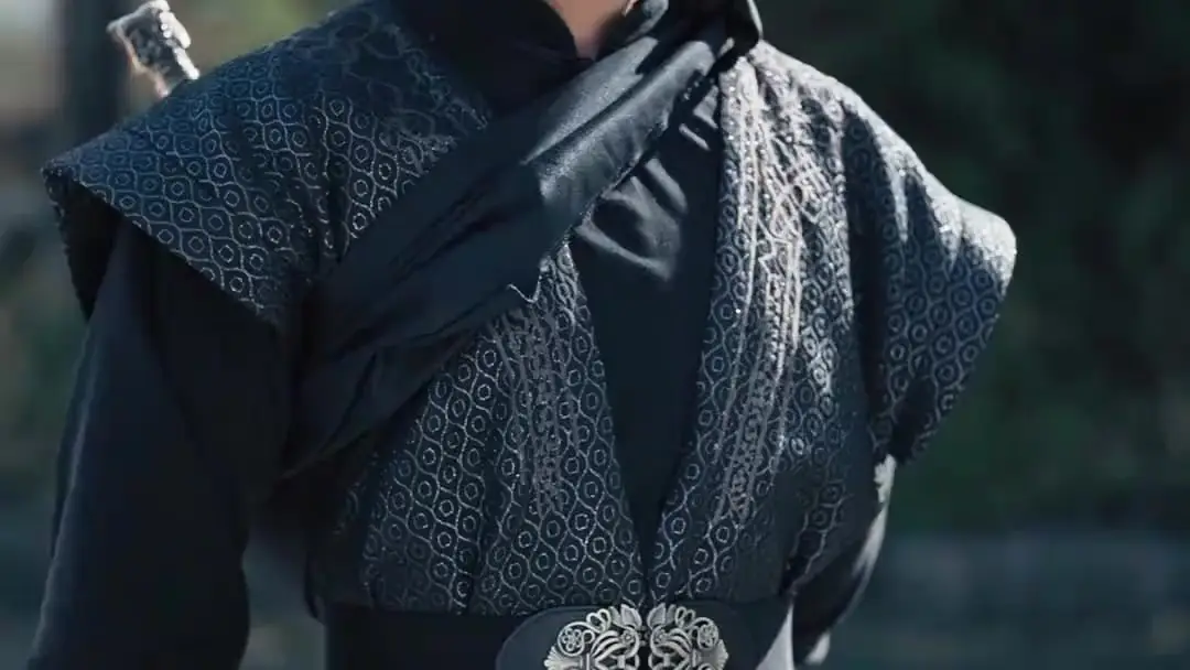 (Doblado) El guerrero divino perdido: La espada que no se levanta